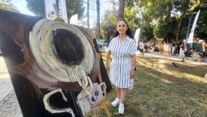 Ressam Özkan, 'Kahve Bahane' sergisini parkta açtı