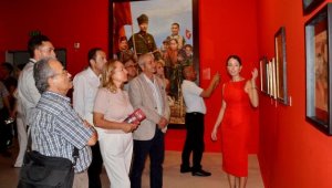 Ressam Samsonov'un '100 Yıllık Cumhuriyet' sergisi AKS'de açıldı