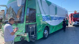 Serik Belediyespor takım otobüsü, otomobille çarpıştı: 1 yaralı