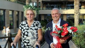 9 yılda 3 yıl konakladığı otelin 'kraliçesi' ilan edildi