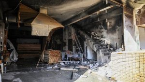 Ahşap üretilen dükkanda başlayan yangında 4 işyeri zarar gördü