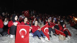 Antalya'da 'Cumhuriyet' coşkusu; Mete Gazoz, sönmeyen ateşle ok yakıp, atış yaptı