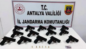 Aranan 3 şüpheli, ruhsatsız 14 tabancayla yakalandı