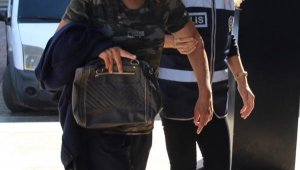 Asılı bayrağı indirip, üzerine bastı, akli dengesi bozuk çıktı