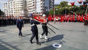 Atatürk Anıtı'na 100. yıl çelengi