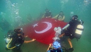 Cumhuriyet'in 100'üncü yılını sualtında kutladılar