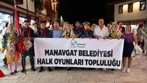 Dansçılar Side'ye renk kattı