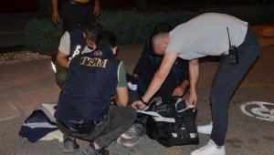 Durakta unutulan çantadan elbise çıktı