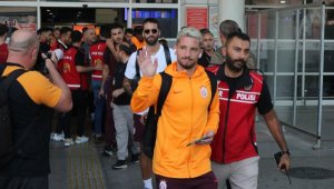 Galatasaray, Antalya'da 'Aşkın olayım' tezahüratlarıyla karşılandı