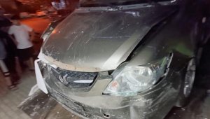 Gaz ile freni karıştıran sürücü otomobiliyle dükkana girdi