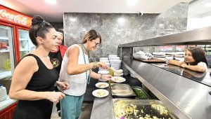 İtalyan Belediye Başkanı Laura Pernezza piyaz yaptı