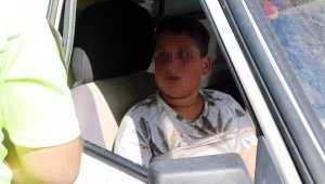 Kamyonetteki 3 çocuk, polisi alarma geçirdi