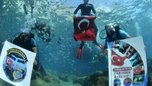 Kemer'de dalgıçlar, Cumhuriyet Bayramı'nı deniz altında kutladı