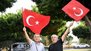 Konyaaltı kırmızı beyaza büründü