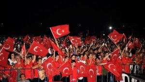 Konyaaltı, Leman Sam ve Zeybeklerle 100. yılı kutladı