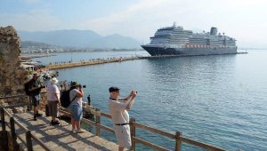 Kruvaziyer, İsrail'de rota değiştirip Alanya'ya demirledi