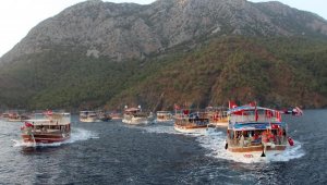 Kumluca'da denizde Cumhuriyetin 100. yılı kutlandı