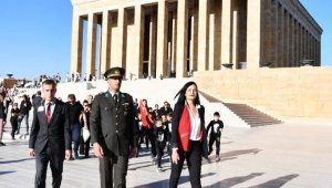 Öğretmen, öğrenci ve velilerden Anıtkabir'e ziyaret