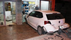 Önce otomobile çarptı, sonra dükkâna girdi