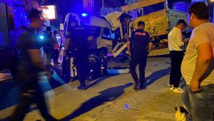 Tur minibüsü, kamyona çarptı: İsviçreli doktor öldü, 11 yaralı