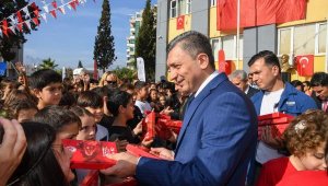 Vali Şahin'den öğrencilere bayrak hediyesi
