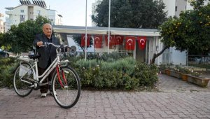 85 yaşındaki 46 yıllık muhtar, mahalleyi bisikletle dolaşıyor