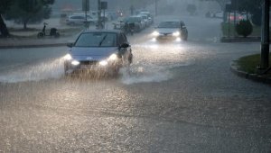Antalya'da fırtınada tekne battı, uçaklar inemedi