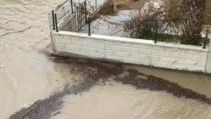 Antalya'da şiddetli yağış ve fırtına; tekneler battı, ağaçlar devrildi