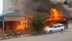 Atıl restoran ile önüne park edilen otomobil yandı