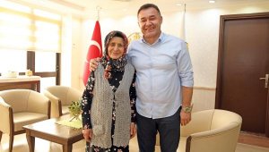 Ayşe teyzeden Başkan Yücel'e hizmet teşekkürü