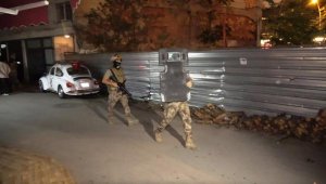 Balkona çıkıp, etrafa gösterdiği tabancayı başına dayadı; polis ikna etti