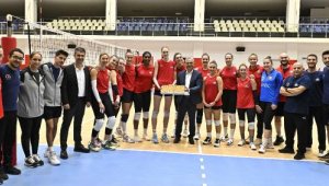Başkan Uysal'dan filenin sultanlarına baklavalı ziyaret