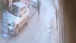 Çatıdan atladı, kaldırımdaki yayanın yanına düştü