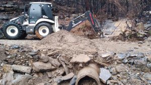 İlçelerde heyelandan kapanan yollar açılıyor