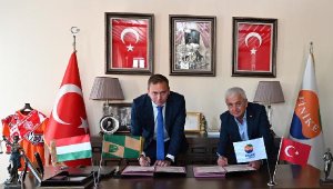 Kardeş kente ilk hasat Başkan Geyikçi'den