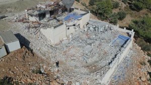 Kaş'ta kaçak yapıların yıkımı sürüyor