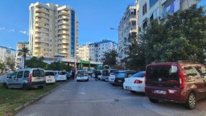 Kentin en işlek yolundaki refüj hatalı parklar nedeniyle otoparka döndü
