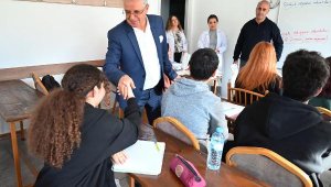 Kurs merkezi öğrencilerine ücretsiz kitapları dağıtıldı