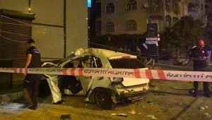 Otomobil, duvara çarptı: 2 ölü - Yeniden