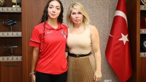 Rektör Özkan, altın madalyalı triatlet Selinay'ı ağırladı