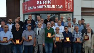 Serik'te 40 yılını dolduran esnafa plaket