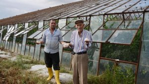 Serik'te dolu seraları vurdu; ürünlere zarar verdi