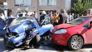 Sınav dönüşü kaza; sürücü sıkıştı; 1'i bebek 5 çocuk yaralı