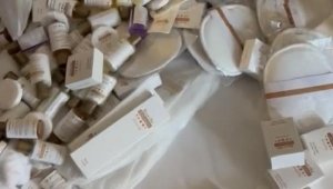 Tatilci Rus ailenin bavullarından otele ait çok sayıda eşya çıktı