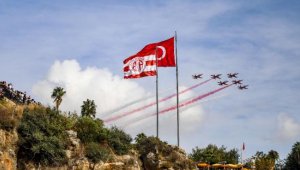 Türk Yıldızları'ndan Antalya'da gösteri