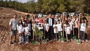 Vali Şahin, öğrencilerle fidan dikti