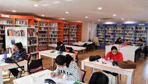 Konyaaltı Belediyesi Kütüphanesi buluşma noktası