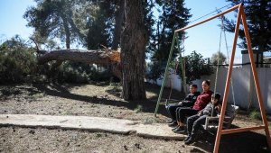 Otizmli çocuklar, fırtınada zarar gören 'yuva'larını onarıyor
