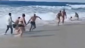 Alanya'da boğulma tehlikesi geçiren 2 turistin kurtarılması kamerada