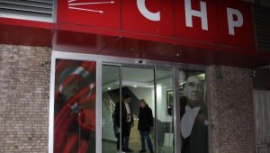 Antalya'da CHP il binasına taşlı saldırı